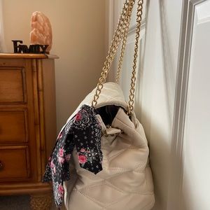 Medium size purse in excellent condition